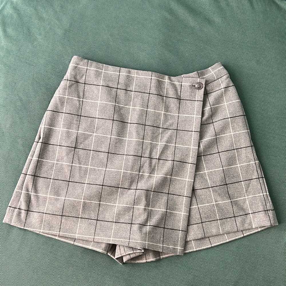 NWOT Uniqlo gray skort with pockets